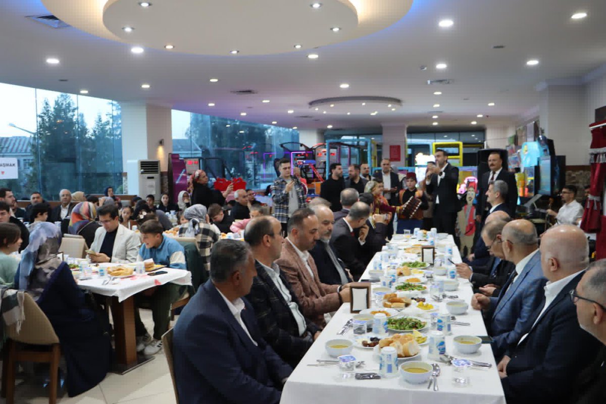 📍 Toroslar 

🌙 İftar Sofrası

AK Parti Merkez Disiplin Kurulu Üyemiz Sayın Muhammet Ali Yılmaz, İl Yönetim Kurulu Üyelerimiz, Toroslar İlçe Başkanımız Sayın Ferdi Çokkeser ve Toroslar İlçe Teşkilatımız ile birlikte, Toroslar İlçe Başkanlığımız tarafından düzenlenen iftar