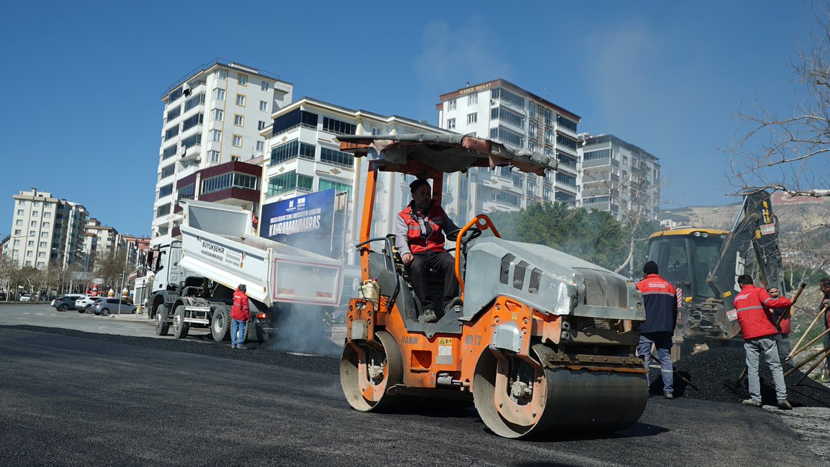 KAHRAMANMARAŞ BÜYÜKŞEHİR’İN ASFALT ÇALIŞMALARIYLA YOLLAR YENİLENİYOR 
Kahramanmaraş Büyükşehir Belediyesi, cadde ve sokaklarda yenilemelerini yoğun bir tempoda sürdürüyor. memleket46.com/kahramanmaras-…