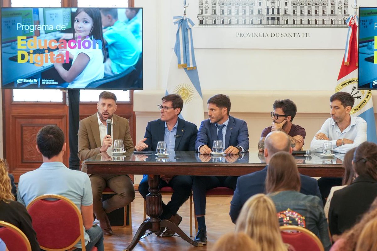 Nuevo Programa de Educación Digital

El gobernador <a href="/maxipullaro/">Maximiliano Pullaro</a>  y el ministro de Educación <a href="/goity_jose/">Jose goity</a>  junto al presidente de Grooming Argentina y de la Asociación Civil Faro Digital, presentaron el Programa de Educación Digital, una iniciativa para promover el uso seguro,