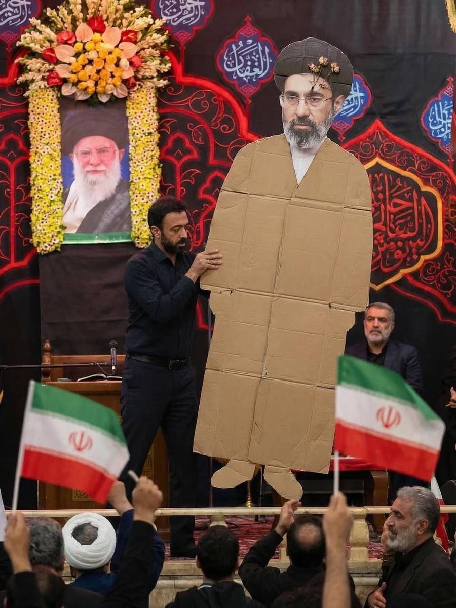 تکریم نمادین مقوای مجتبی خامنه‌ای در مراسم حکومتی مصلای تهران

تصاویر منتشر شده از یک مراسم حکومتی در مصلای تهران نشان‌دهنده نمایش ماکت مقوایی بزرگی از مجتبی خامنه‌ای در برابر شرکت‌کنندگان است
#قيام_تا_سرنگونى