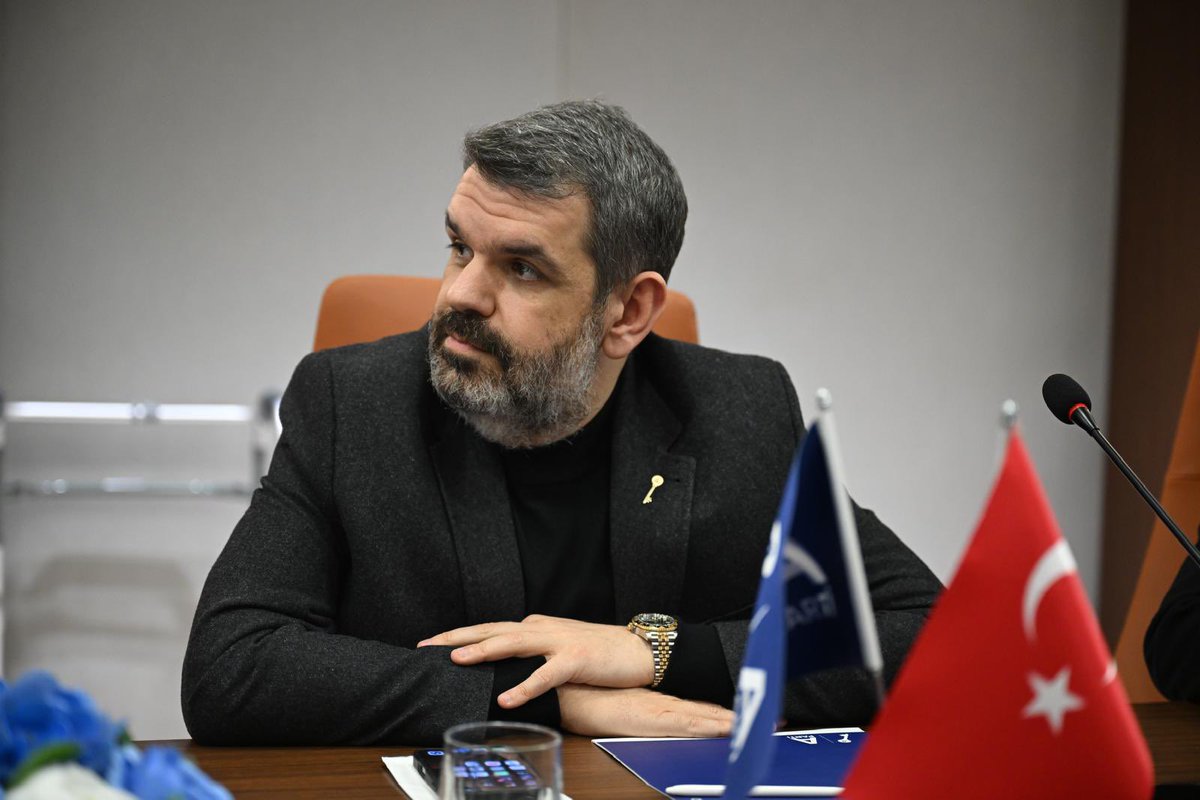 Anahtar Parti Stratejik İletişim ve Medya Ofisi Başkanı Serdar Sezen, yapay zekâ ile birlikte arama motorlarının önemli bir dönüşüm sürecine girdiğini belirtti. 

Google’ın kullanıcıların sorularına doğrudan yanıt üreten bir yapıya yöneldiğini ifade eden Başkan, bu değişimin SEO