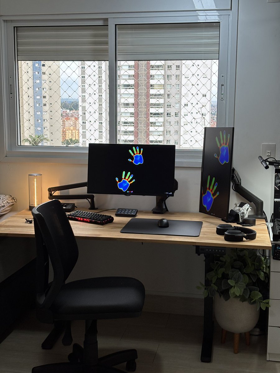 Manstechhh's tweet photo. I’m back #desksetup https://t.co/oJMwoMsxY3