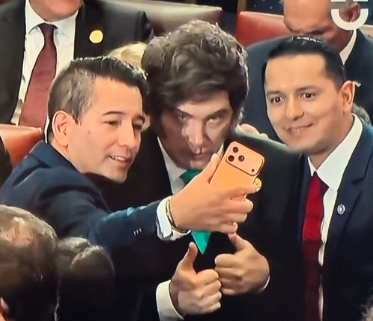 🔹A las 11:00 votaba un acuerdo parlamentario en alianza con la extrema izquierda.

A las 12:00 se sacaba fotos con Milei.

No confiar nunca en estos sujetos ni en su partido.