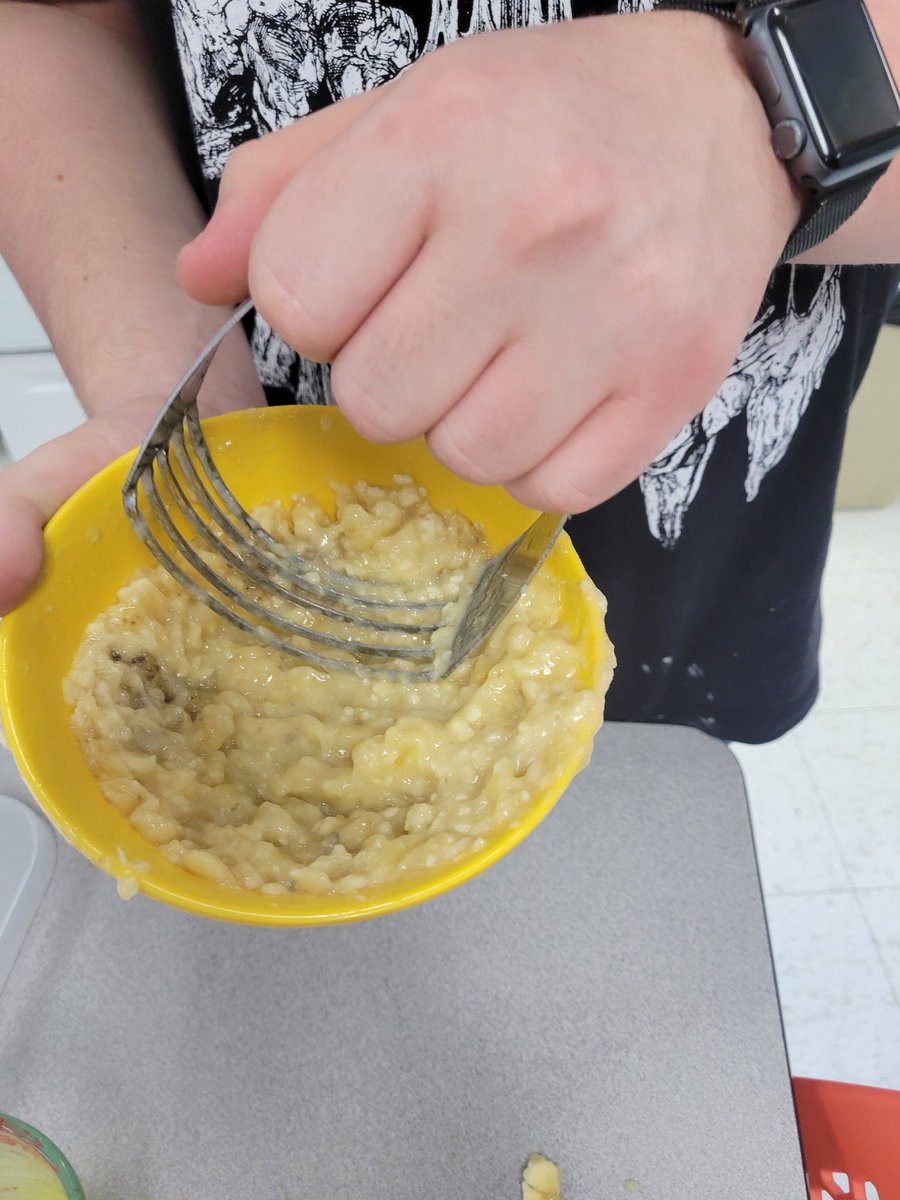 Anderson_FCS's tweet photo. Banana banana banana!!! You guessed it, we mashed bananas for day 3 of #MuffinWeek and they were SO good!! #CookingClass #AHSisFamily https://t.co/lsyBlGtMaY