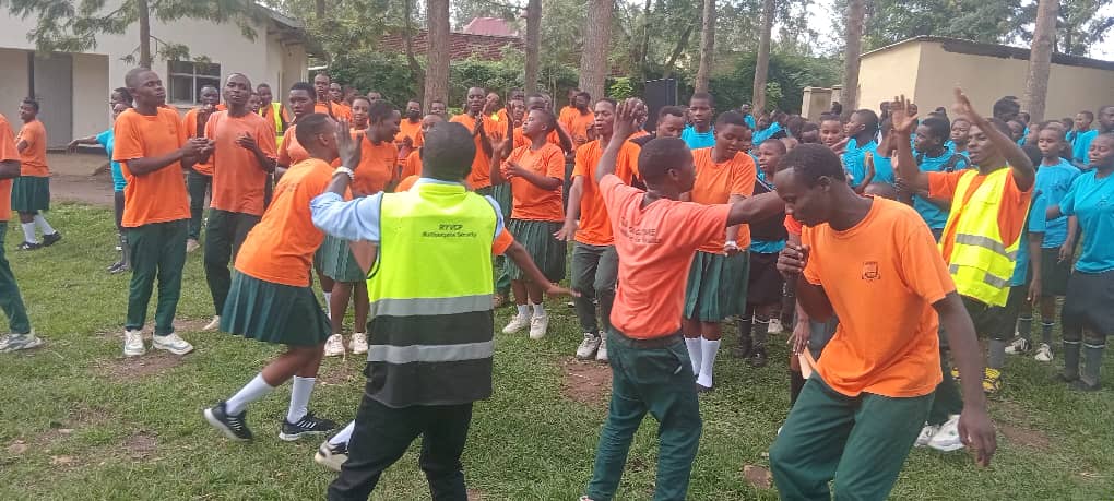 Mu rwego rwo kongera Urubyiruko bw'abakorerabushake #YouthVolunteers,  mu Kigo cya Gs Nyagatare habereye umuhango wo kongera no kurahiza Youth Volunteers bashya bikaba biri muri gahunda yo kwigisha Urubyiruko Uburere Mbonera gihugu n'izindi gahunda. <a href="/RwandaYouthArts/">Ministry of Youth and Arts | Rwanda</a>