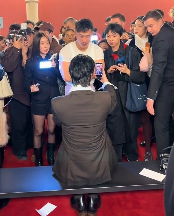 นั่งจุมปุกอยู่คนเดียว น่ารักเชียว  🥹

vt.tiktok.com/ZSuSaJTfX/