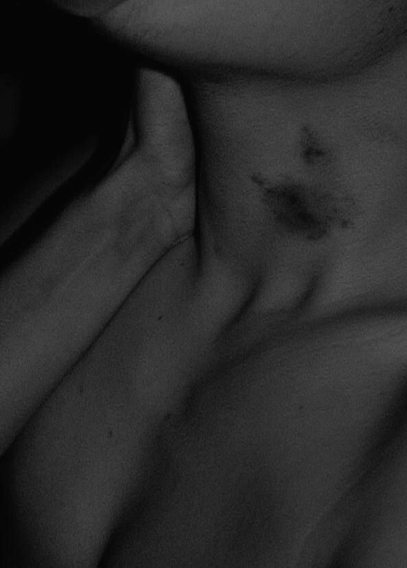 Wręczam jej kieliszek z szampanem, a potem stukamy się szkłem, wznosimy toast i wypijamy wszystko do dna.
Och, to będzie rozkoszna noc!

#umbraKM
#twitteroweksiążkary 
<a href="/ameneris/">K. Małecka</a>