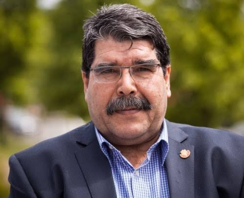 Nous apprenons avec une profonde tristesse le décès de Saleh Muslim, figure politique majeure du Rojava et dirigeant du Parti de l’Union démocratique (PYD).

Engagé de longue date dans le combat pour la reconnaissance des droits du peuple kurde en Syrie, il a joué un rôle
