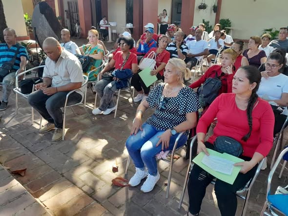 #CTCGranma La EIDE Pedro Batista, del Municipio #Bayamo, desde la Casa Natal de Carlos Manuel de Cespedes rinde homenaje al líder de la Clase Obrera Lázaro Peña González en el Aniversario 52 de su fallecimiento #CubaViveEnSuHistoria