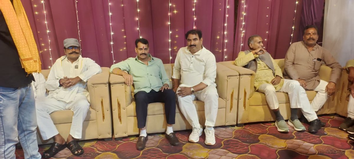 आज उत्तर प्रदेश के जिला जालौन, कोंच में श्री विश्वप्रताप सिंह गुर्जर जी एवं श्री पवन सिंह जरा जी के यहाँ आयोजित विवाह समारोह में शामिल होकर नवदंपति को शुभाशीर्वाद दिया तथा परिजनों से भेंट कर मंगलकामनाएँ प्रेषित कीं।