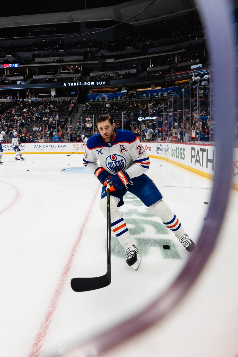 shanphotomaker's tweet photo. I need every single hockey player to start making eye contact with my camera the same way that Leon Draisaitl did last night. Take notes, guys. https://t.co/xuhAwNothv