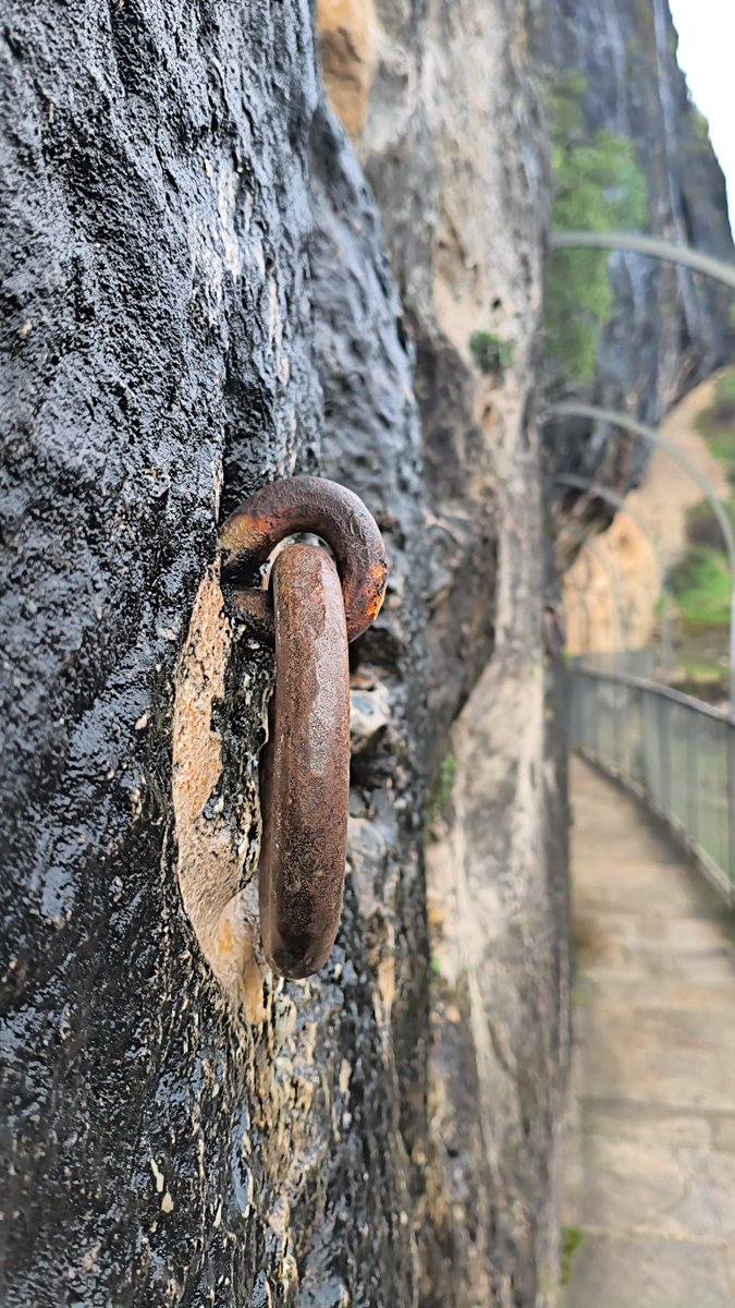 DaniElefantman's tweet photo. Anclaje de hierro oxidado incrustado en una pared de roca, probablemente parte de una pasarela o vía de escalada. #pasarela #senderismo #hacerfotos #argolla #roca https://t.co/HeQwO8m1t5