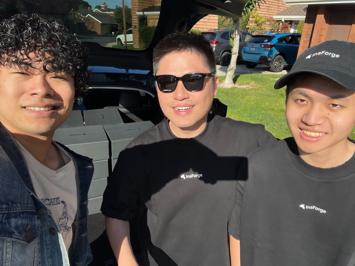 hanghuang_'s tweet photo. To keep us in the #1 spot on @ProductHunt today, we decided to do in-person marketing and give away merch for @insforge in SF!

Founder to founder:

You won't be very successful if you aren't willing to get in the trenches yourself.

Don't be afraid of what others think.
Be afraid of the opportunities you'll miss as a result.