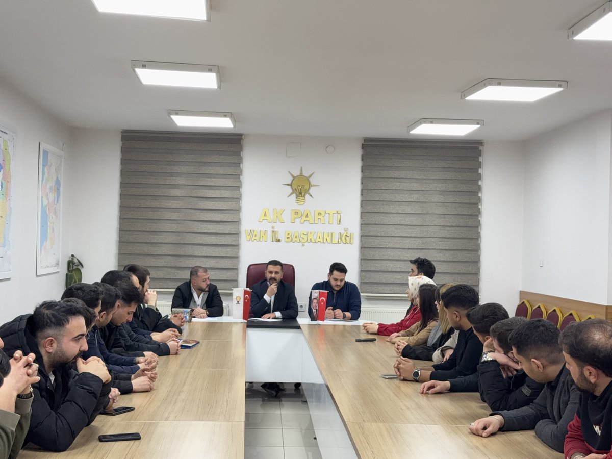 akgenclikvann's tweet photo. Gençlik Kolları İl Başkanımız Burak Gültepe riyasetinde haftalık olağan yönetim kurulu toplantımızı gerçekleştirdik.

Toplantımızın teşkilatımıza ve çalışmalarımıza hayırlara vesile olmasını diliyoruz. 

@avyusufibis @osmannazlier @gultepeburak @SamedTercan https://t.co/hUAWiDpZrU