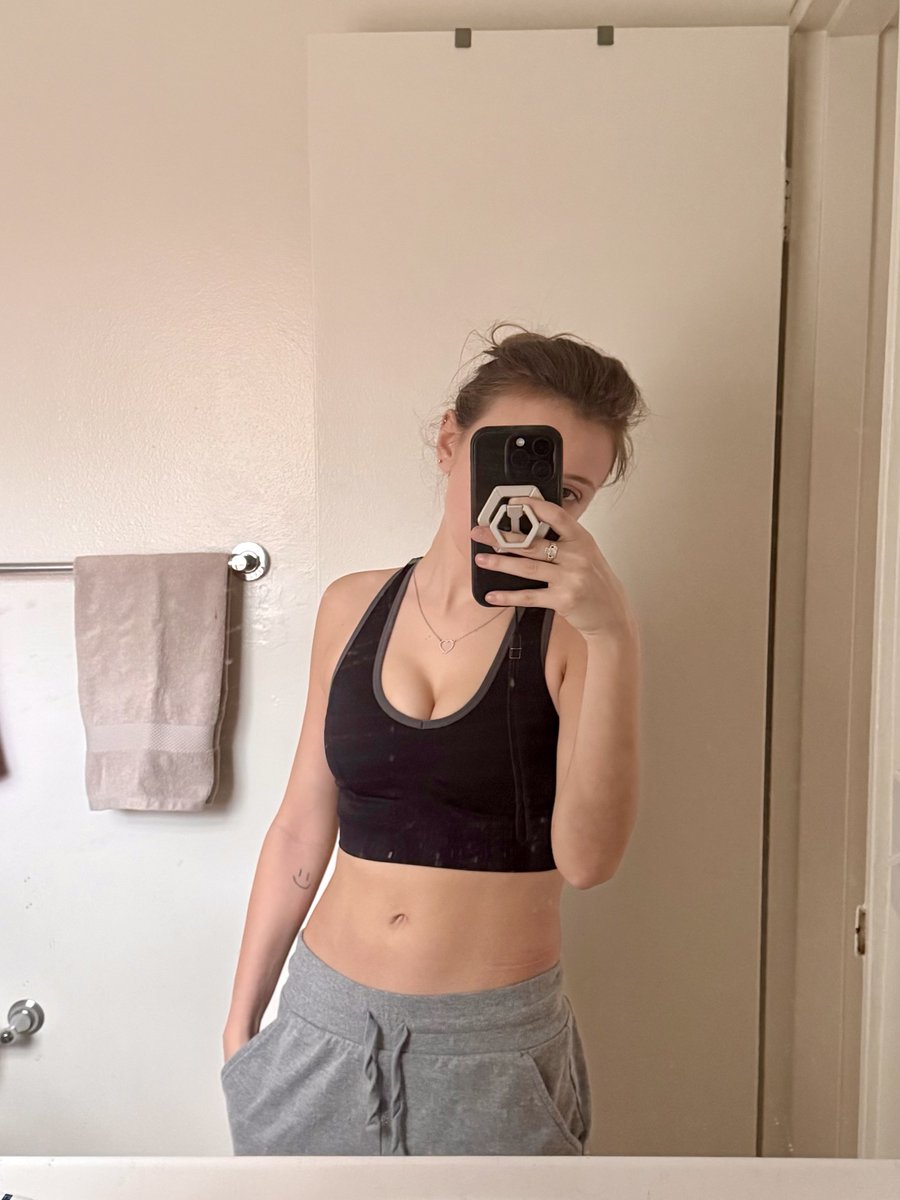 payharley's tweet photo. Feeling strong after yoga today ✨ https://t.co/dmtsPOs1v8