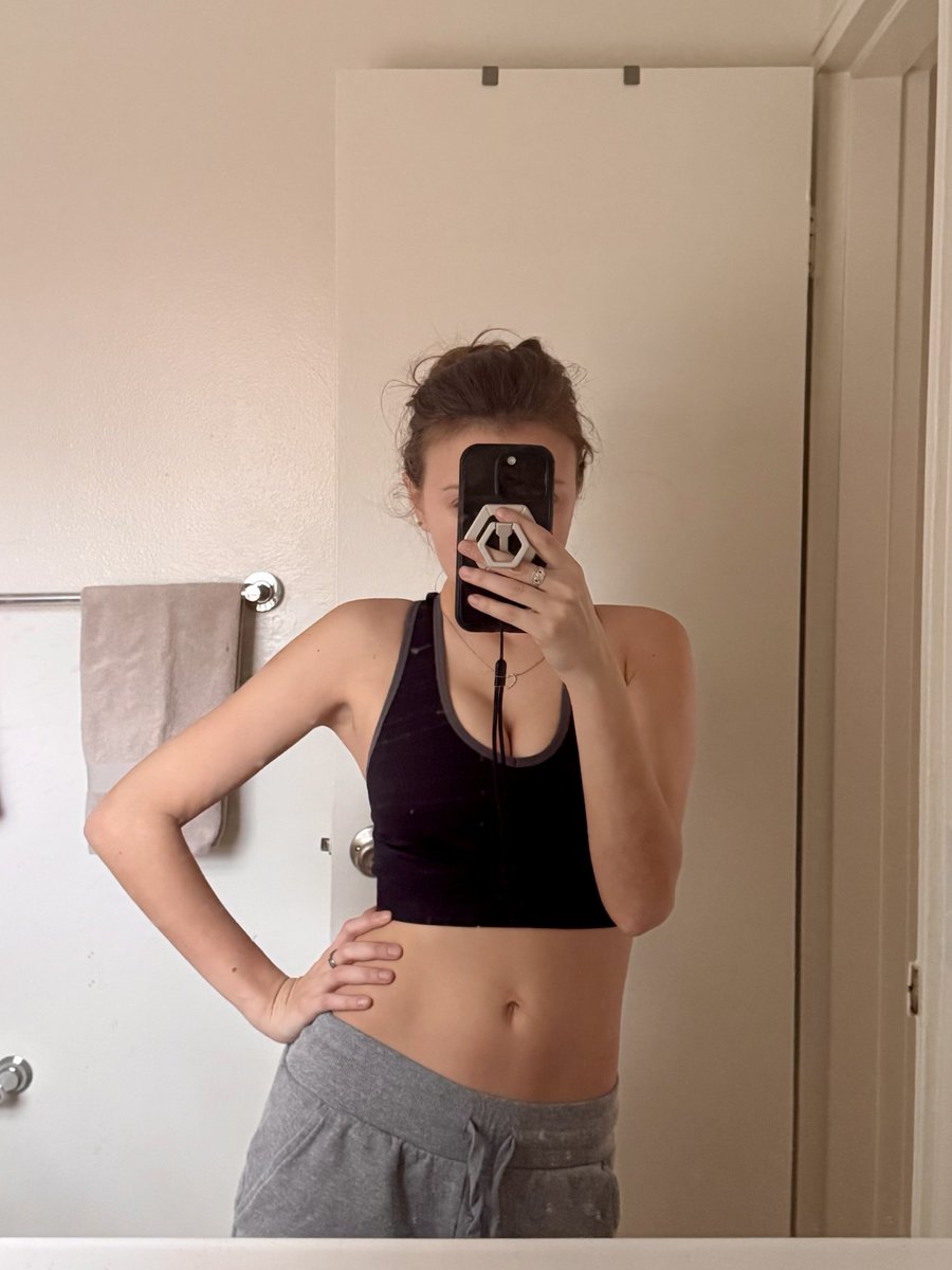 payharley's tweet photo. Feeling strong after yoga today ✨ https://t.co/dmtsPOs1v8