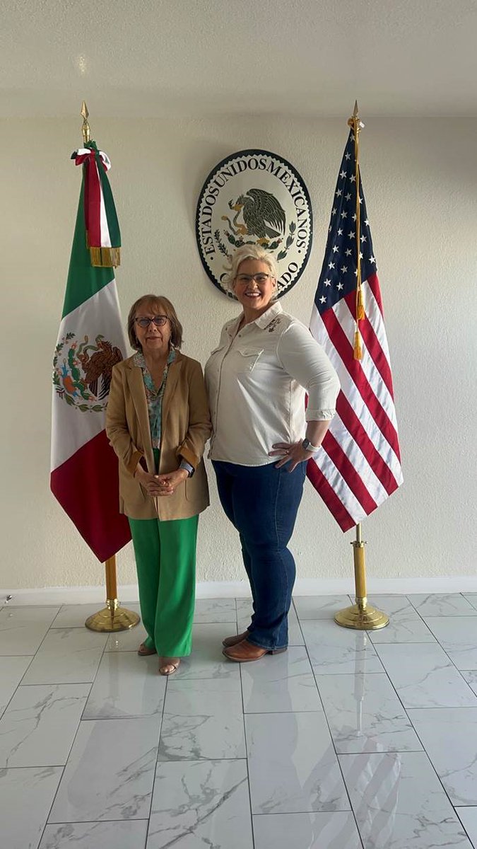 ConsulMexYum's tweet photo. 10/03 🤝 La Cónsul Valle Álvarez se reunió con Buna George, Directora Ejecutiva del Greater Yuma Port Authority (GYPA), para dialogar sobre las prioridades actuales de la agencia, así como los retos y oportunidades que enfrenta la región en materia de infraestructura fronteriza. https://t.co/qJX3qDn2eX