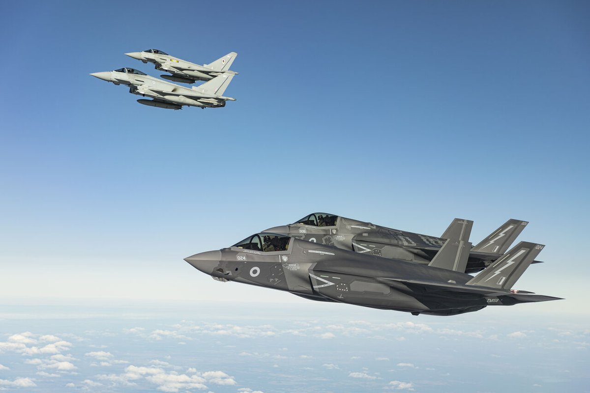 Donpatoinfowars's tweet photo. 617 Escuadrón: Entregando poder aéreo de combate a gran velocidad.

A los pocos días de recibir la llamada para desplegarse, el Escuadrón 617 y sus #F35B #LightningII operaban desde #RAF #Akrotiri, integrándose junto a #Eurofighter #Typhoon y socios de toda Europa en una compleja misión multinacional de defensa aérea.

El teniente coronel Mike Carty, comandante de los #RoyalMarines , y piloto de F-35B, captó claramente la importancia de la misión:
"Para nosotros avanzó a toda velocidad... y una vez que combinamos las fuerzas del Typhoon y el F-35B, el efecto se volvió significativamente más potente."

Con más de 220 horas de vuelo ya entregadas, el destacamento demuestra la capacidad del Reino Unido para responder rápidamente, integrarse sin problemas y proteger a nuestra gente y a los socios regionales.

#EurofighterTyphoon 
#LockheedMartin