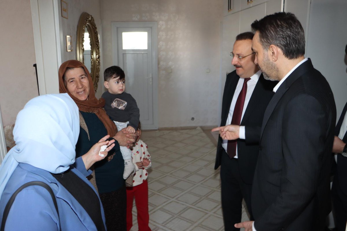 ferdi_cokkeser's tweet photo. 📍Demirtaş Mahallesi 

✅ Çat Kapı Hane Ziyareti 

AK Parti Merkez Disiplin Kurulu Üyemiz Sayın Muhammet Ali Yılmaz, İl Başkanımız Sayın Adem Aldemir, İl Yönetim Kurulu Üyelerimiz ve Toroslar İlçe Teşkilatımızla birlikte Mahalle Sakinlerimizden Hatice Dağ ablamızı ve ailesini hanesinde ziyaret ederek, hayırlı Ramazanlar diledik.

Cumhurbaşkanımız Sayın Recep Tayyip Erdoğan’ın selamlarını ve muhabbetlerini ilettik. 

#AKParti #Toroslar
#MilletimizleNiyetimizBir
#ÇatKapıHaneZiyareti