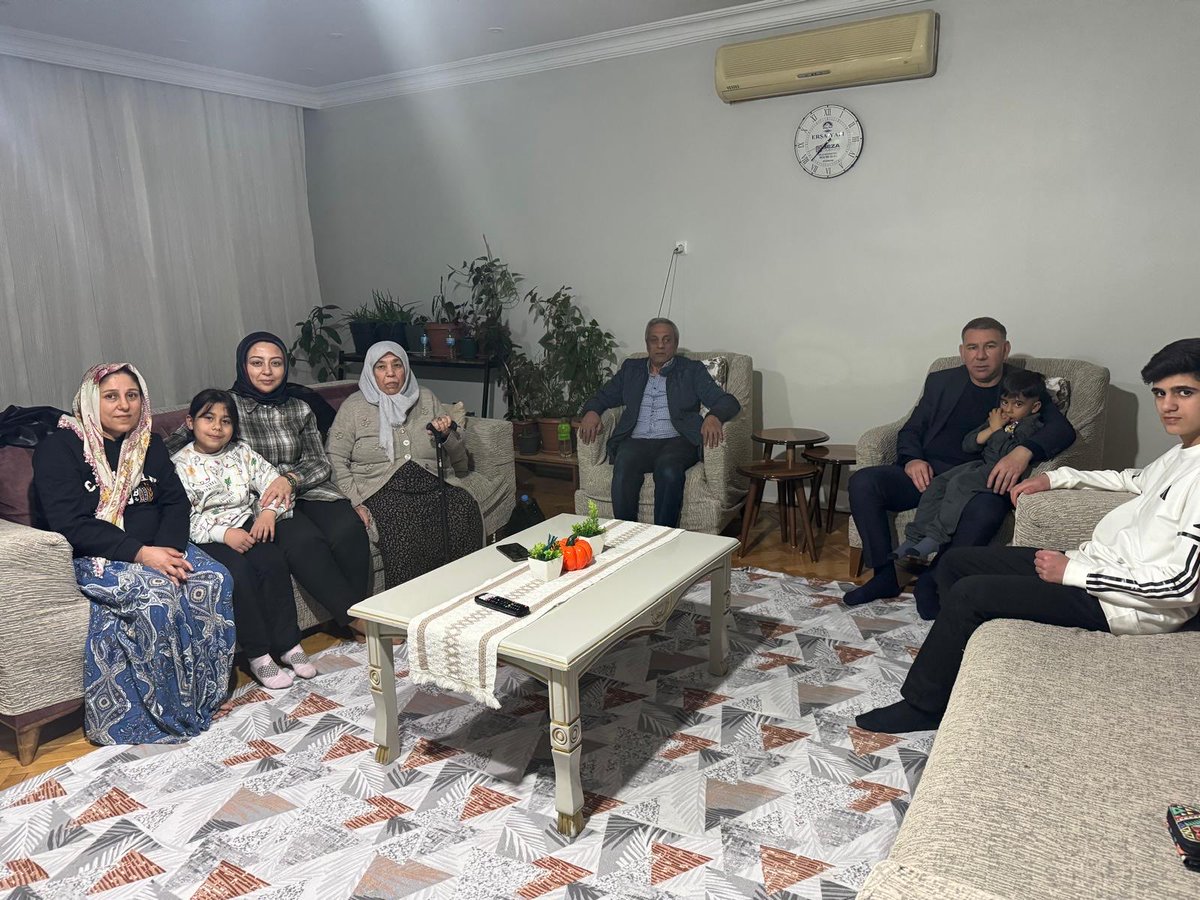 İlçe başkanlığımız tarafından düzenlenen "Paylaşmanın, Kardeşliğin ve Muhabbetin Adı: Ramazan Sohbetleri" kapsamında;

İlçe Başkanımız sn.<a href="/karahanender1/">Ender KARAHAN</a>, Kadın Kolları başkanımız sn.<a href="/yldzgulsn/">Gülşen Bünül</a> ve teşkilatımızla,  Bekmenci ailesinin hanesine misafir oldular.

Paylaşmak berekettir.