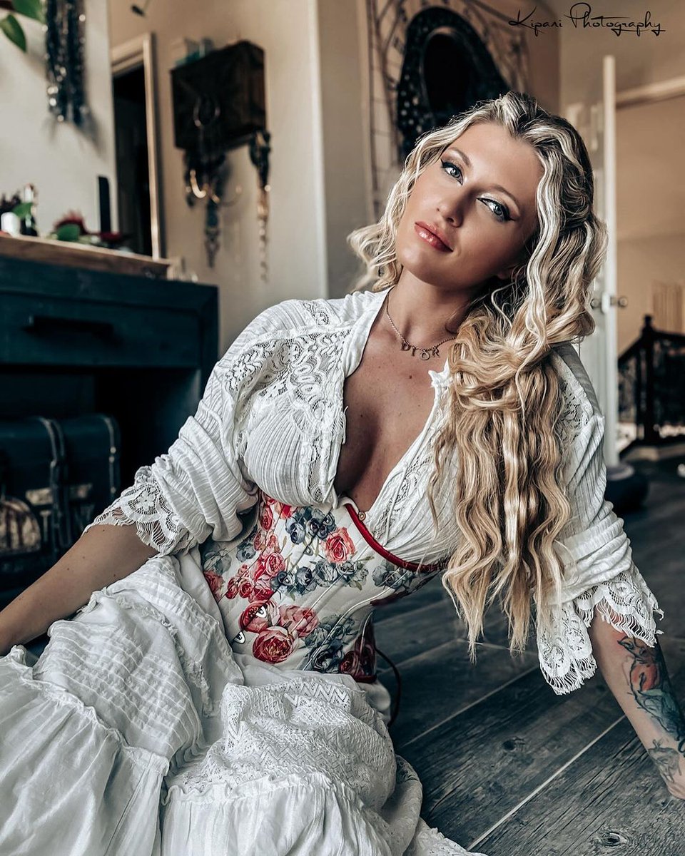 True Corset tweet media