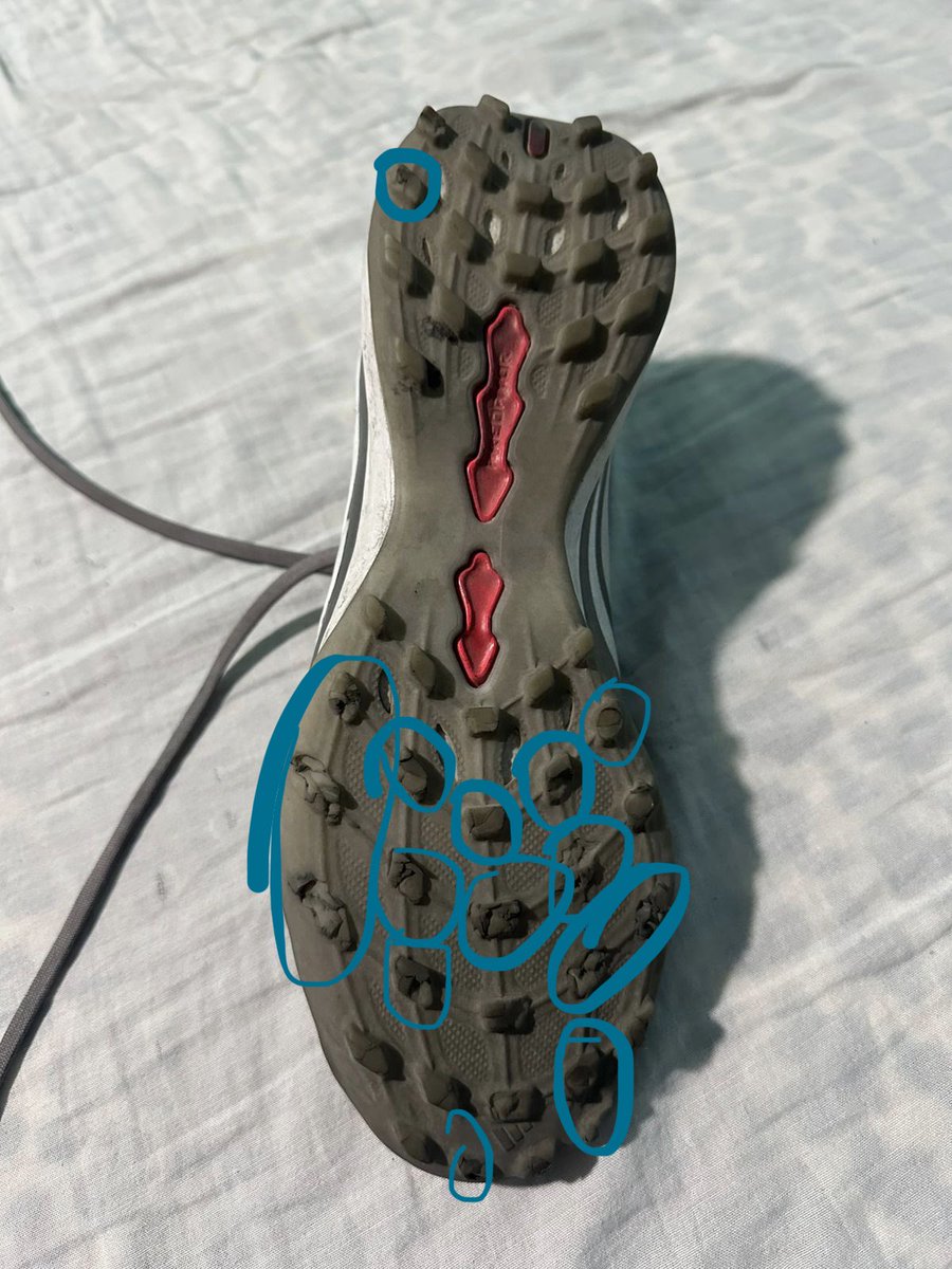 LeDigoCheco's tweet photo. ¿Es neta @adidasMX? Un producto “Pro”, con menos de 10 usos en 2 meses, por rebasar 3 días su periodo de 60 días no quieren dar garantía. Perdón por no darme cuenta antes de los 2 meses, no me dedico a jugar futbol todos los días. 
Dejo unos tenis que compré hace 2 años también https://t.co/hA4PPyTzHU