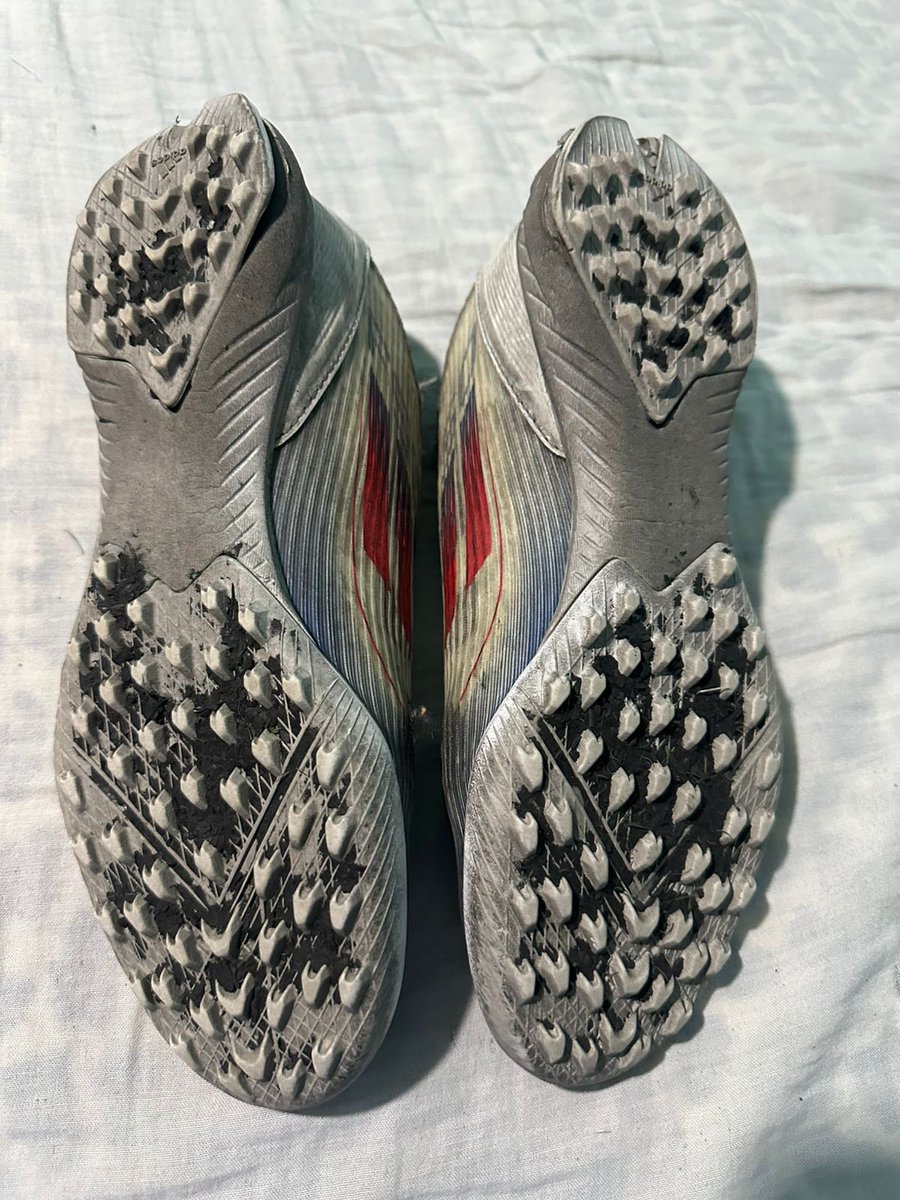 LeDigoCheco's tweet photo. ¿Es neta @adidasMX? Un producto “Pro”, con menos de 10 usos en 2 meses, por rebasar 3 días su periodo de 60 días no quieren dar garantía. Perdón por no darme cuenta antes de los 2 meses, no me dedico a jugar futbol todos los días. 
Dejo unos tenis que compré hace 2 años también https://t.co/hA4PPyTzHU