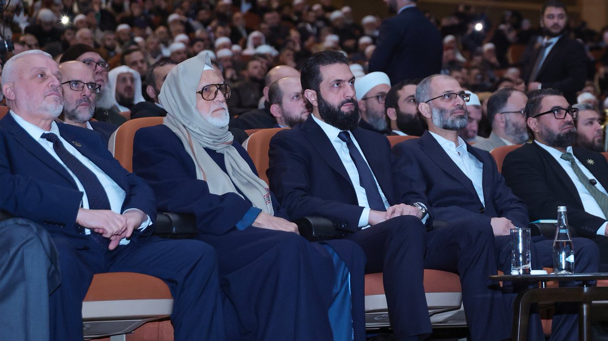 🔴 Suriye hükümeti tarafından düzenlenen ve 1500 ilim adamının katıldığı Şam konferansının ardından ortak bildiri yayımlandı:

- İslam, Suriye'de yasamanın kaynağıdır. Din, hiçbir siyasi parti veya grubun çıkarı için kullanılamaz.

- Kur'an ve sünnet nihai otoritedir. 

-