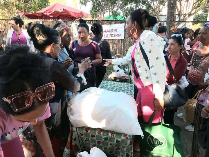DeibiCruz2925's tweet photo. #PoderPopularAmancio🇨🇺
#FMC_Amancio 🇨🇺
Hoy realizamos una feria agropecuaria y comercial para nuestro pueblo, momentos complejos, pero se impone el hacer y hacer por nuestra gente. Si se puede. https://t.co/4pNUIogFj7