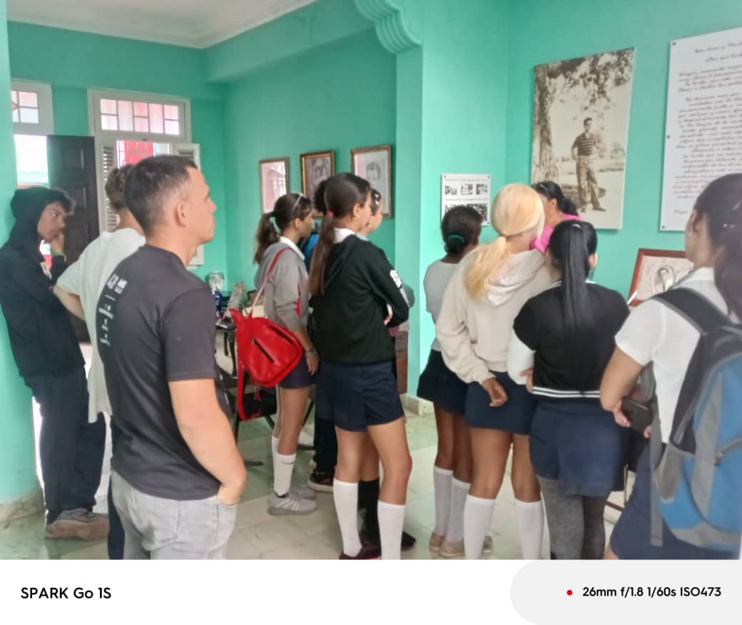 El grupo 1B de contabilidad, en compañía de su guía Osmany Martínez Herrera, los profesor Eduardo y Nilda C. realizan visita a la Casa Museo Hermanos Saiz en el marco del bastión estudiantil.
#CubaMined #PinardelRío #SanJuanYMartínez