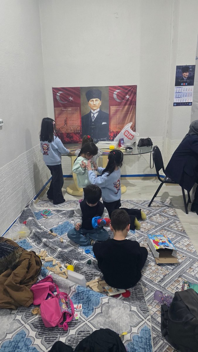 TESHOCALAR's tweet photo. Eğitim ordusu olarak sadece anlatmıyor;okuyor, anlıyor ve sanatla bütünleşiyoruz! 🇹🇷📚
​Nermin Yıldırım’ın eşsiz anlatımı ve müziğin dinlendirici ritmiyle dolu dolu bir akşam geçirdik. Projemiz yeni duraklarla devam edecek! 🕊️🎸
​#KalkYerineYat #Hocalar #Edebiyat #Sanat #Öğretmen https://t.co/tx4FJq0LZZ