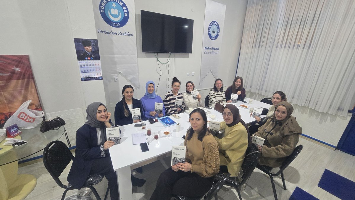 TESHOCALAR's tweet photo. Eğitim ordusu olarak sadece anlatmıyor;okuyor, anlıyor ve sanatla bütünleşiyoruz! 🇹🇷📚
​Nermin Yıldırım’ın eşsiz anlatımı ve müziğin dinlendirici ritmiyle dolu dolu bir akşam geçirdik. Projemiz yeni duraklarla devam edecek! 🕊️🎸
​#KalkYerineYat #Hocalar #Edebiyat #Sanat #Öğretmen https://t.co/tx4FJq0LZZ