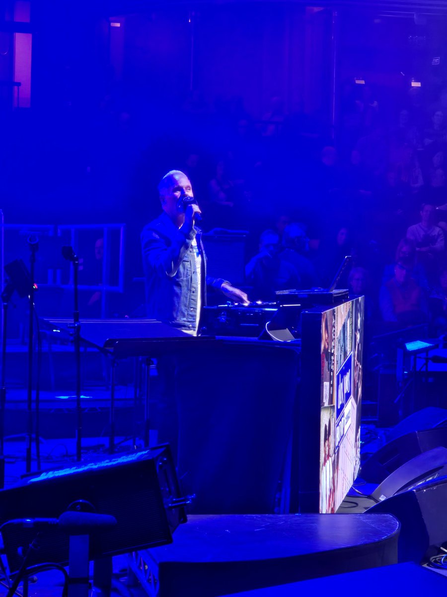 kel1309's tweet photo. @ChrisMoyles @RadioX loving the set. #brtitpopclassical https://t.co/RaZvfSlxax