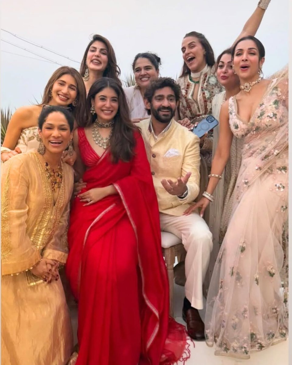Wedding incomplete without a picture perfect moment with girl gang / Jijus fav sali sahibas...

#wedding