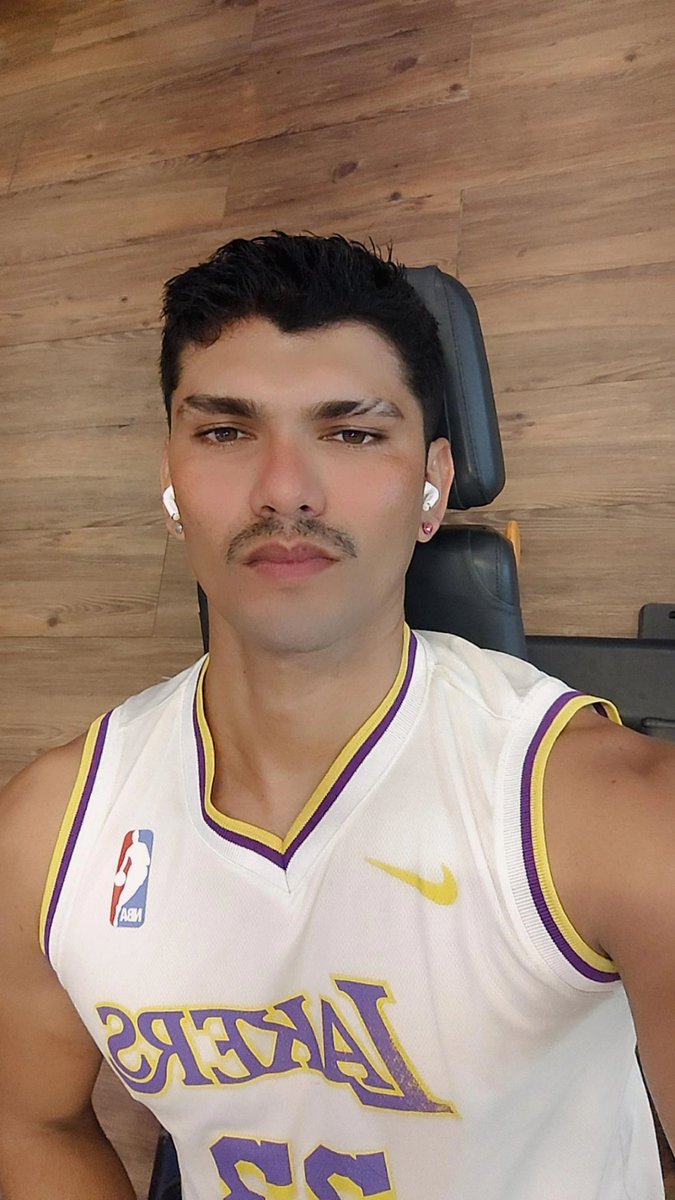 Me falaram que fiquei com cara de safado com esse bigode 😅