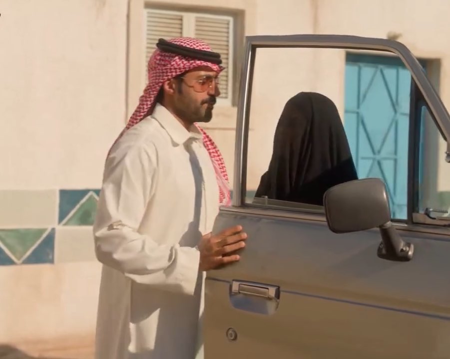 معصب منها بس ستل يفتح لها الباب
I know who is my man