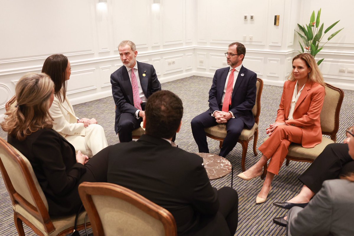 Muy agradecida y emocionada por el encuentro con Su Majestad el Rey Felipe VI de España, convencido promotor de la unión de Iberoamérica y de sus lazos históricos y culturales.

Los venezolanos sabemos que en estas horas no estamos solos; gracias por su confianza!