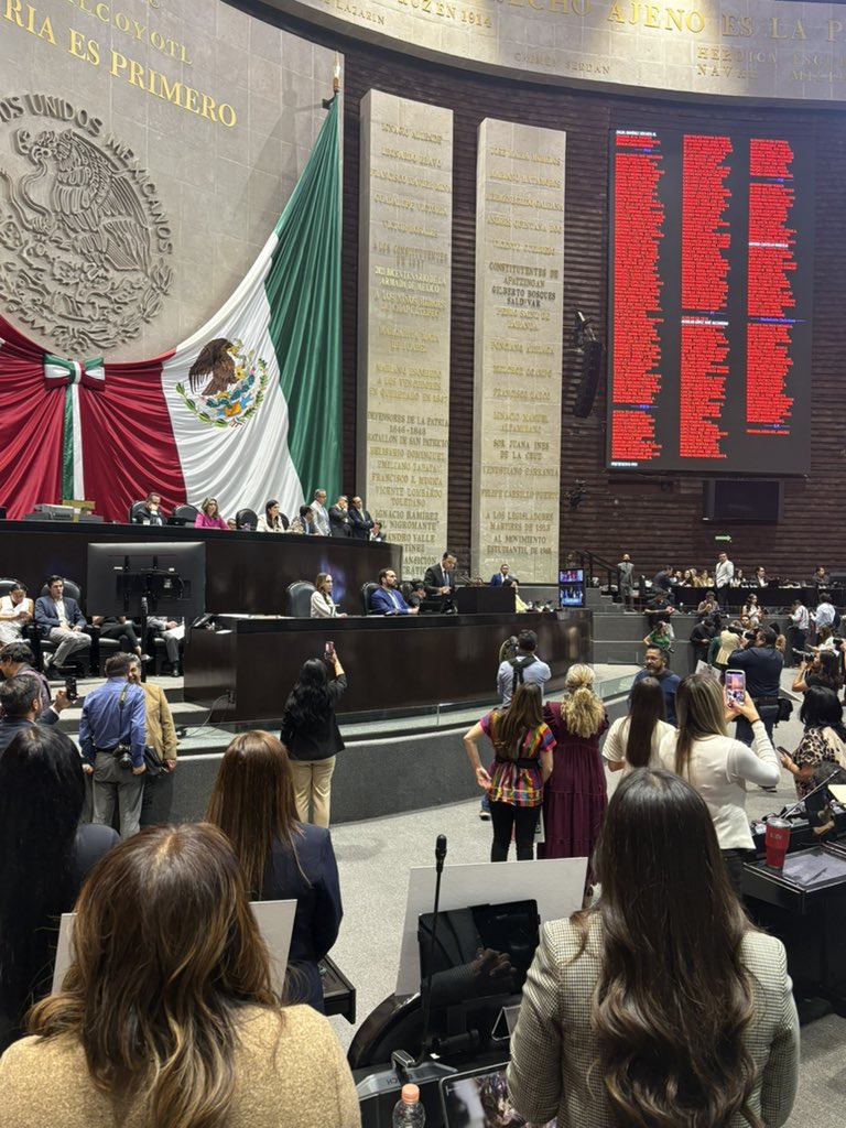 Mzavalagc's tweet photo. En el pleno de la cámara de Diputados el discurso del coordinador del @diputadospan: Elías Lixa (@eLiasLixa) fue realmente bueno. Quienes integramos el Grupo lo escuchamos de pié. Felicidades https://t.co/pdKeM8N8IL
