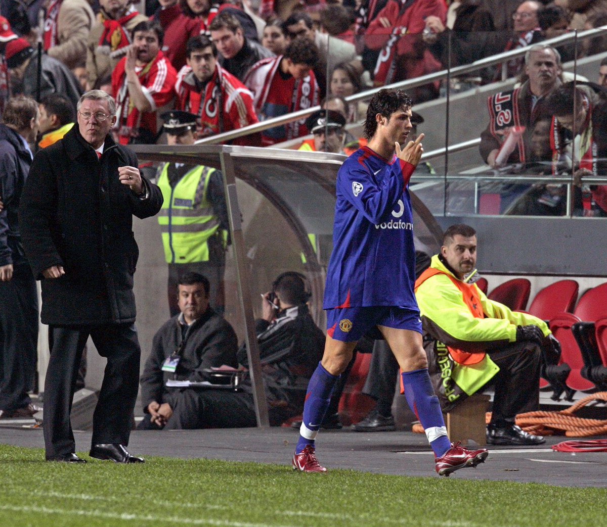 Curiosamente, um dos acionistas da Medialivre, ao qual pertence o <a href="/Record_Portugal/">Record</a>, fez o mesmo gesto no Estádio da Luz.