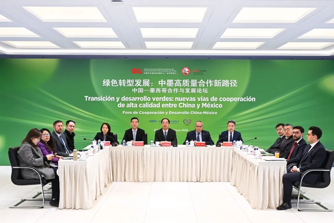 EmbChinaMex's tweet photo. 📣El 9 de marzo, se celebró de forma simultánea en Beijing y Ciudad de México, mediante conexión por video, el Foro de Cooperación y Desarrollo China–México. En el foro, el embajador Chen Daojiang señaló que la parte china trabajará junto con la parte mexicana para seguir profundizando la confianza estratégica mutua, promover los intercambios a distintos niveles y aplicar de manera conjunta los importantes consensos alcanzados por los líderes de ambos países.

China está dispuesta a fortalecer la articulación de estrategias de desarrollo con México, consolidar los logros de cooperación en áreas tradicionales como comercio e inversión e infraestructura, y ampliar activamente la cooperación en campos prioritarios de APEC, como la economía digital y el desarrollo verde y bajo en carbono, con el fin de crear nuevos motores de crecimiento para la cooperación.

Asimismo, China espera seguir reforzando los intercambios con México en ámbitos como turismo, cultura, mujeres y educación, para profundizar la amistad entre ambos pueblos. China también está dispuesta a intensificar la comunicación estratégica y la coordinación multilateral con México, trabajar conjuntamente para impulsar las cuatro iniciativas globales y promover la resolución adecuada de los temas regionales de interés mediante medios políticos y diplomáticos, con miras a fomentar la paz y el desarrollo en el mundo. 🌏🇨🇳🤝🇲🇽