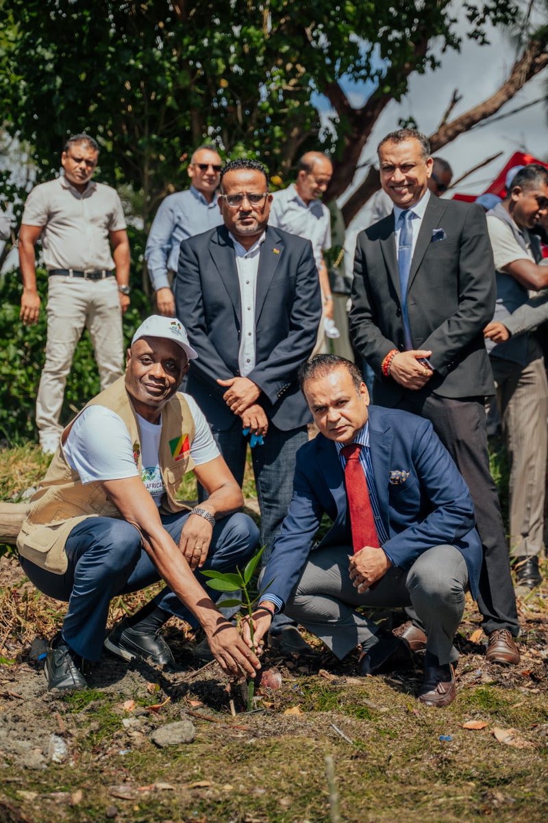 serge_bounda's tweet photo. 🇲🇺 Bonne fête de l’indépendance à Maurice !

En ce 12 mars, nous adressons nos vœux à nos sœurs &amp; frères mauriciens. Cette célébration rappelle aussi la solidarité africaine et notre partenariat, récemment illustré par une plantation d’arbres à Pointe-Canon. @DhananjayRamful https://t.co/PsFhXZ8rim