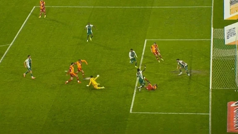 💬 TFF VAR Direktörü Joao Capela: "Galatasaray'ın Konyaspor maçında iptal edilen golünde Sacha Boey'in açık bir şekilde savunma oyuncusuna müdahalesi var. İptal kararı doğru."

(🔗 TRT Spor)