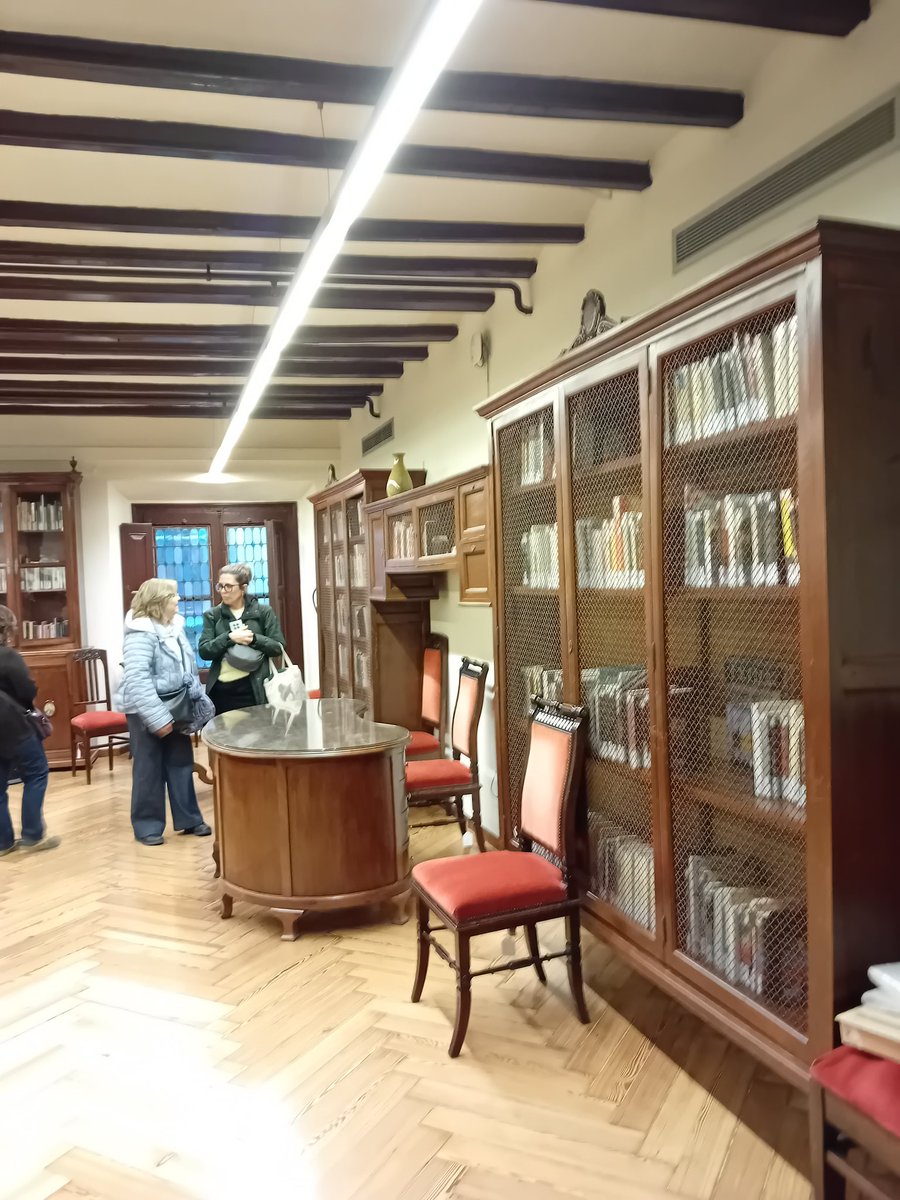 AnicolauP's tweet photo. Avui i gràcies a @casaentremesos una visita guiada i històrica a la biblioteca popular de la dona creada i dirigida per @fbonnemaison amb molta història i fruit d'un projecte humanista i educatiu de la dona innovador per l'època: la 1a només per dones d'Europa @BibliotequesBCN https://t.co/fwNRJV8UjI