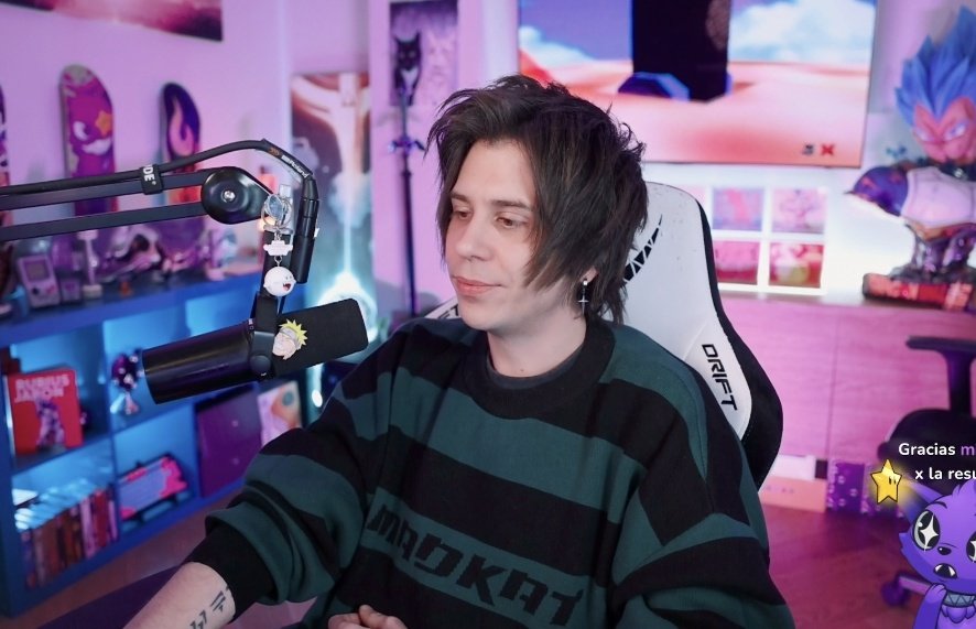 RUBIUS SIN GORRA Y CON ESE SUETER HOY ES UN BUEN DÍA