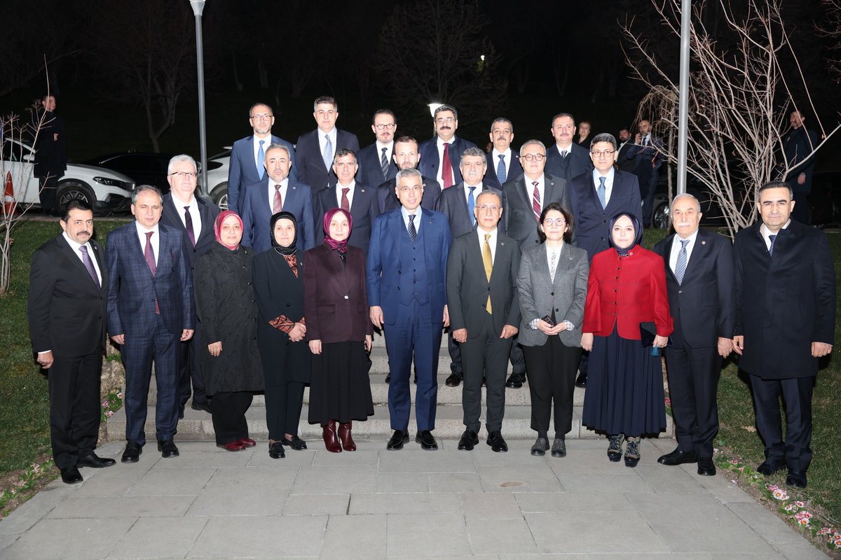 📍 Türkiye Büyük Millet Meclisi 

Ak Parti Grup Başkan Vekilimiz Sayın Dr. Leyla Şahin Usta’nın ev sahipliğinde, Sağlık, Aile, Çalışma ve Sosyal İşler Komisyonu üyeleri olarak Sağlık Bakanımız Sayın Dr. Kemal Memişoğlu ile iftar sofrasında bir araya geldik.

İftar vesilesiyle