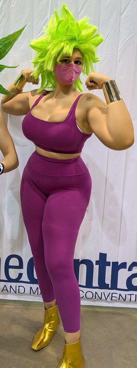 I love Kefla's fit cause it doubles as the perfect workout outfit. I was able to get a pump, then hit the con floor without needing to change 💪🏾😌