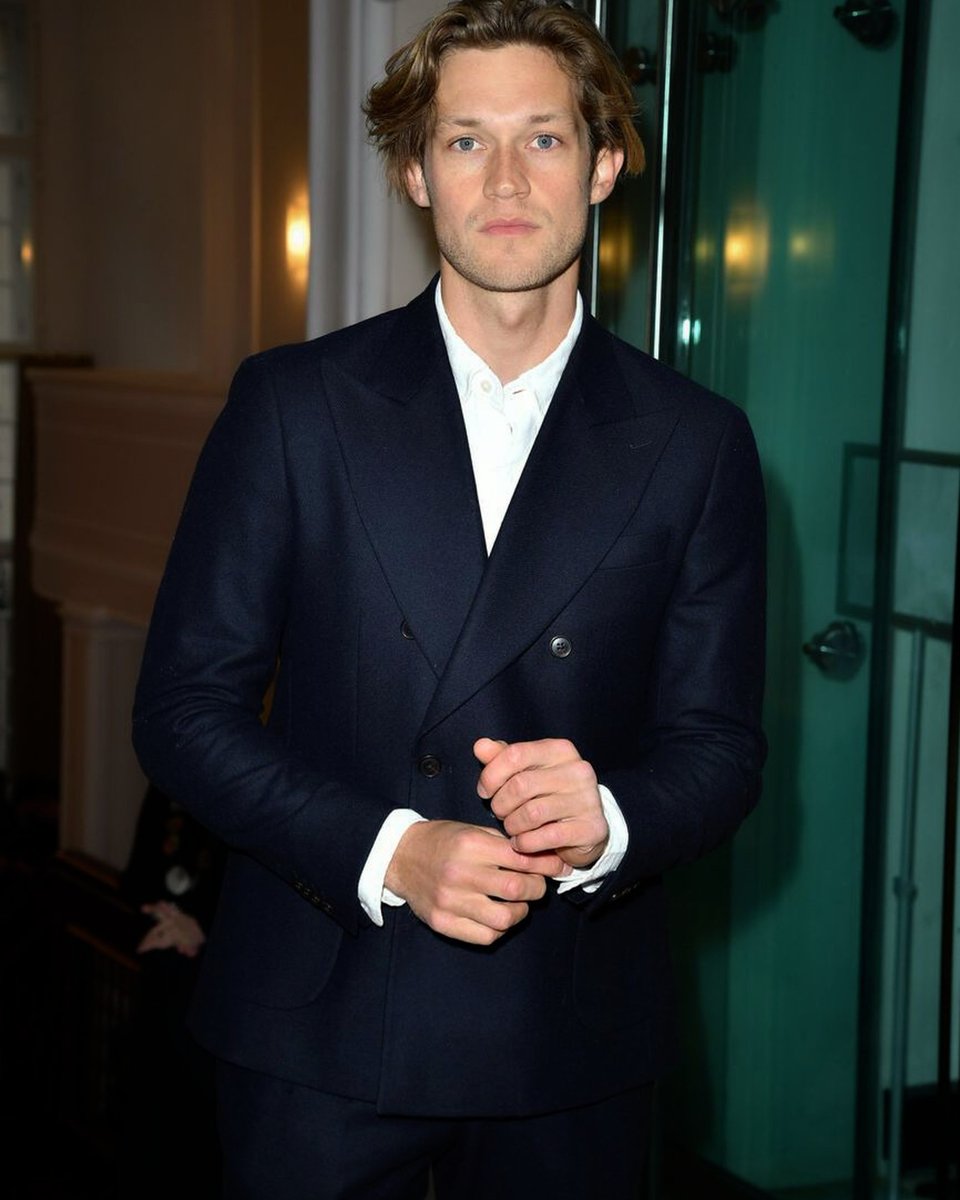 open the door and let me in, I've been out in the chat rooms waiting for the end to begin, maybe I'm a young man with a broken wing, maybe I'm just searching for a voice within me, hope you can hear me callin'.

                      #𝟑𝐘𝐄𝐀𝐑𝐒𝐎𝐅𝐎𝐌𝐒