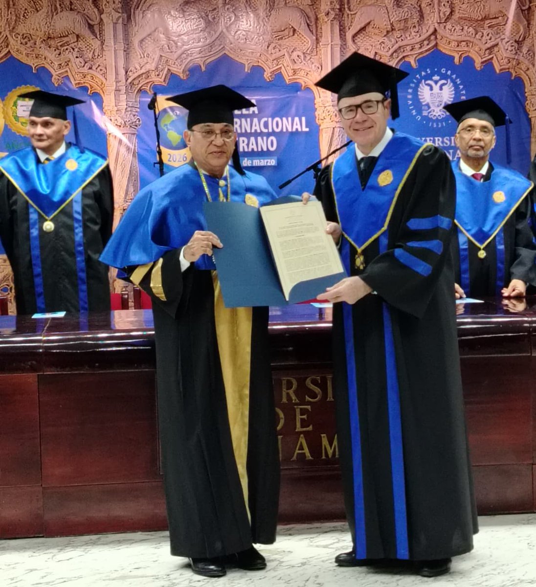 CanalUGR's tweet photo. 🎓📖 Pedro Mercado, rector de la #UGR, recibe en la @UNIVERSIDAD_PMA su primer #HonorisCausa

🎤 "La Universidad es un bien público… y todos tenemos el deber de garantizar y preservar su acceso y disfrute a las generaciones futuras"

📸 Noticia: https://t.co/yvN6Eg8MQj https://t.co/Vnqu3rq47K