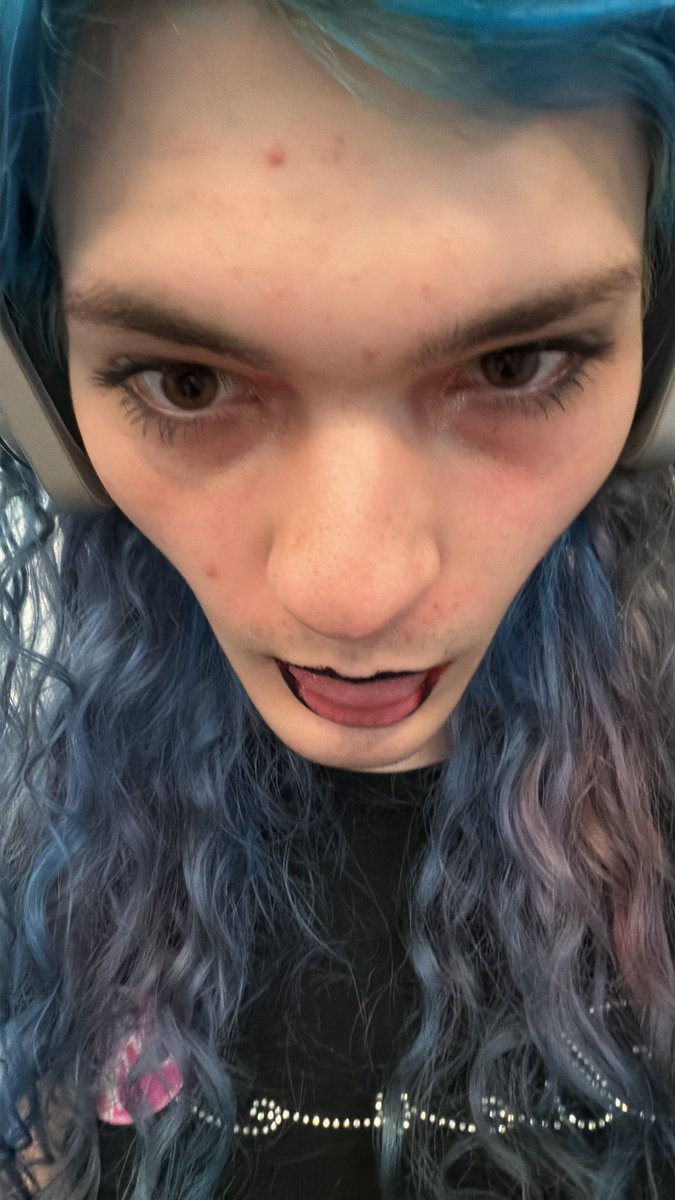 j0s3tt4's tweet image. doing my makeup on the train and i’m on the peel off lip stain part and now im covering my mouth as it dries. ppl keep walking by