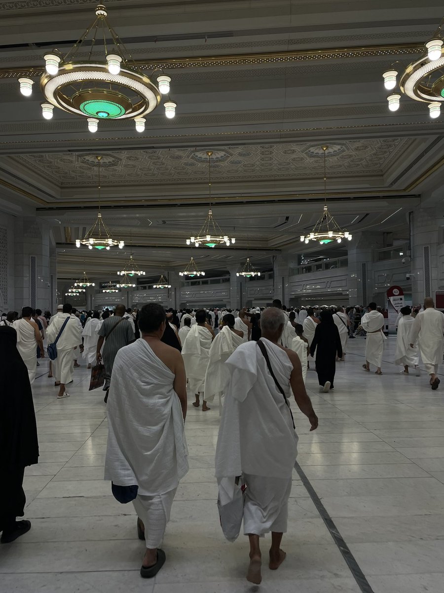 iins00's tweet photo. الحمدلله على تمام العمره اللهُّم اجعلها عمرة مقبولة وسعيًا مشكورًا وذنبًا مغفورًا ودعاءً مُستجابًا 🤍 https://t.co/59WvzZMynH